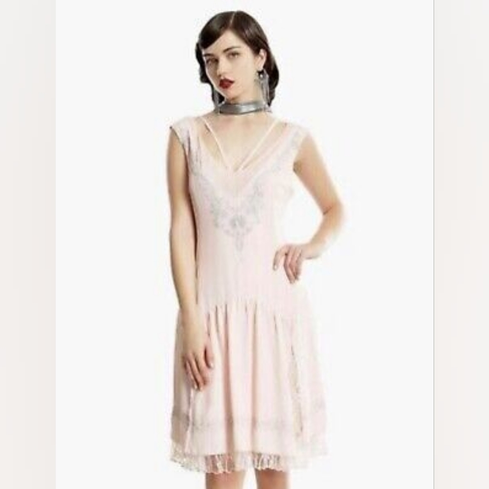 Fantastic Beasts and Where to Find Them Queenie Champaign Pink 1920s style dress